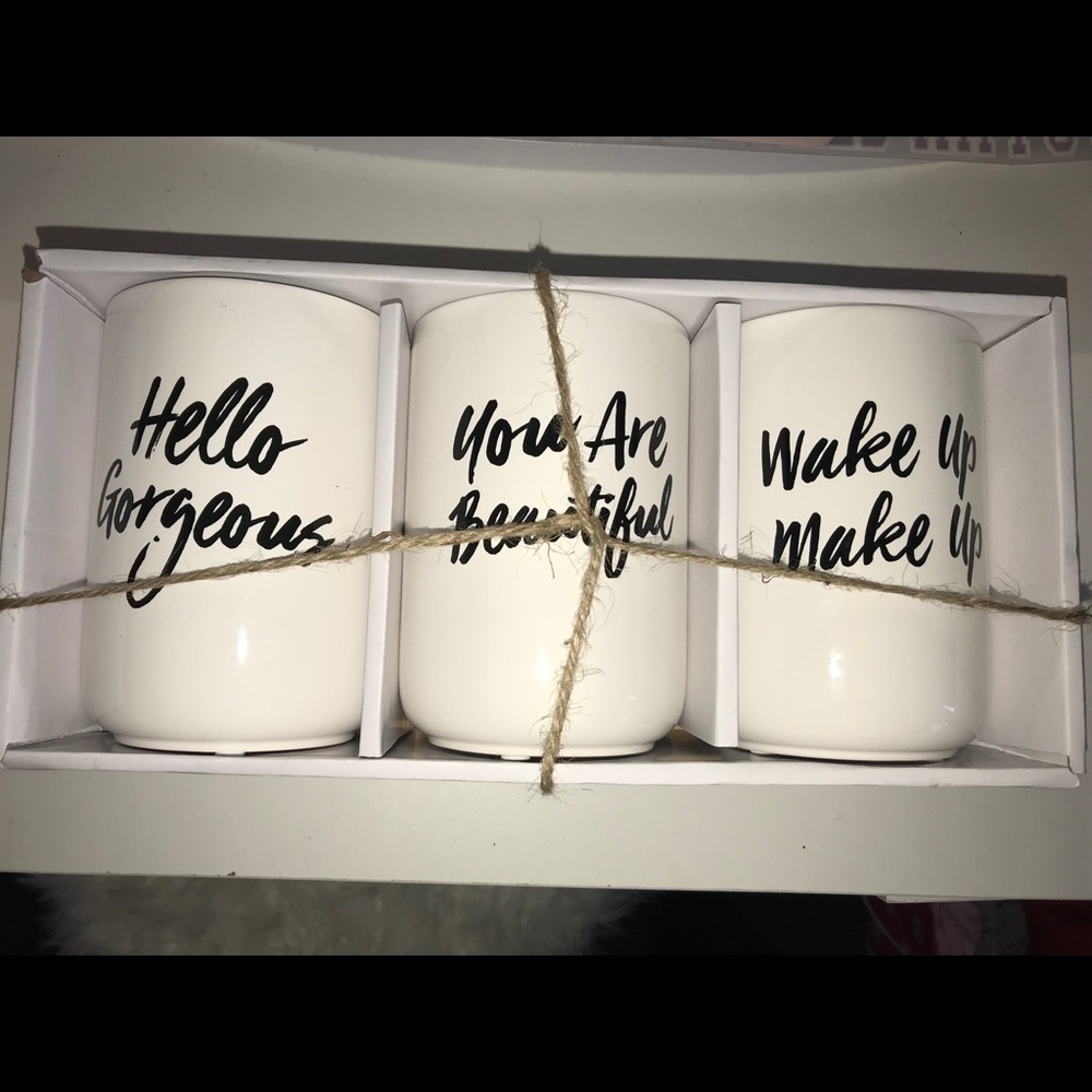 Makeup brush holder set